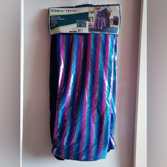 NWT Glimmer Throw - Picture 3 of 4